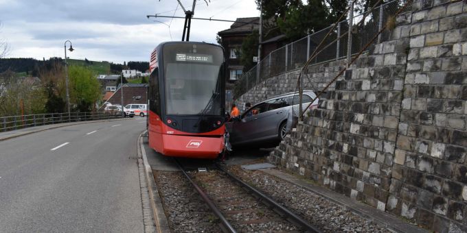 Speicher: Totalschaden nach Unfall auf Bahnübergang. Unfall auf Bahnübergang