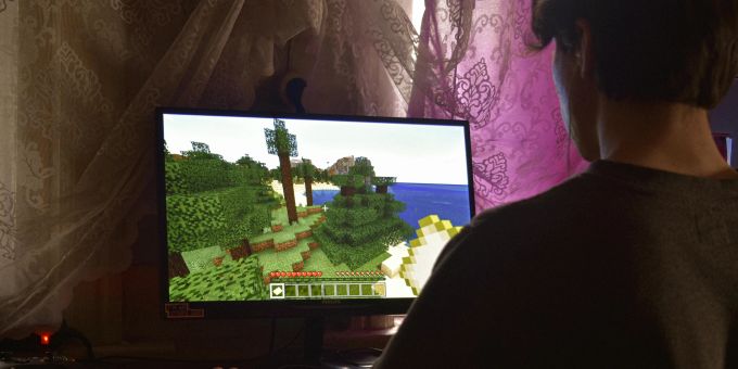 Ein junger Mann sitzt vor dem Rechner. (Symbolbild) beistand gamer computer beschwerde