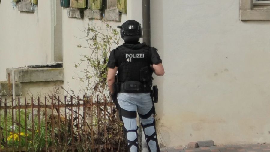 Dazu auch schwer bewaffnete Sondereinsatzkräfte.