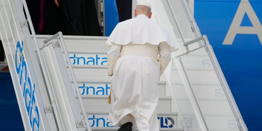 Papst Leo XIV. besteigt das Flugzeug nach Algier. Foto: Gregorio Borgia/AP/dpa
