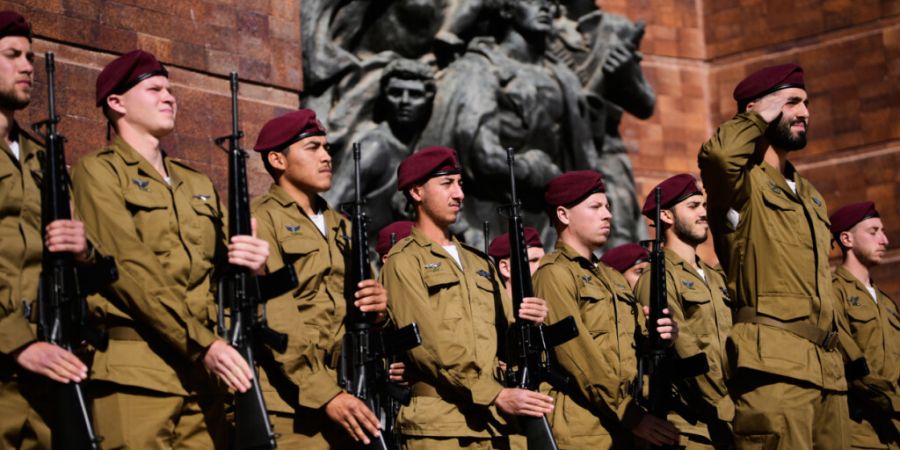 Israelische Soldaten proben für eine Zeremonie anlässlich des jährlichen Holocaust-Gedenktags in der Holocaust-Gedenkstätte Yad Vashem in Jerusalem. Foto: Ohad Zwigenberg/AP/dpa