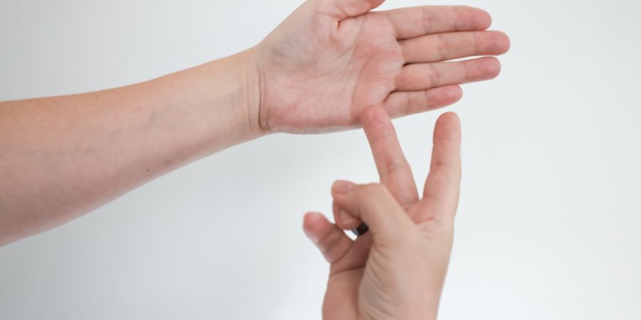 Die Gebärdensprachen sollen in der Schweiz rechtlich anerkannt werden. Die zuständige Nationalratskommission fordert ein eigenes Gesetz dafür. (Themenbild)