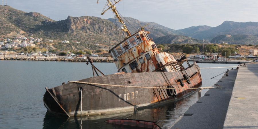 ARCHIV - Ein Schiff, das für den Transport von Migranten verwendet wurde, liegt im Hafen von Paliochora (Archivbild). Foto: Giannis Angelakis/AP/dpa