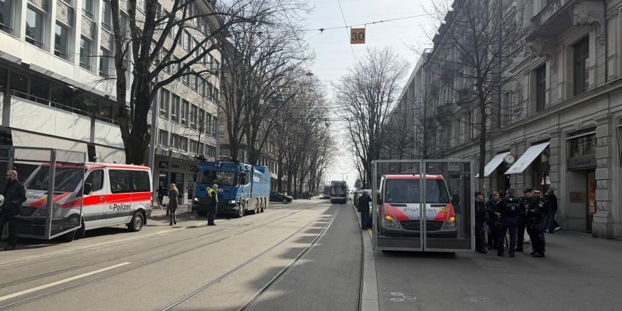 Die Stadtpolizei Zürich kurz vor Beginn zur Demo «zum feministischen Kampftag».