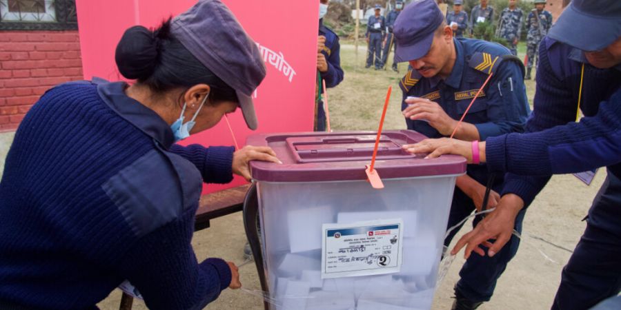 Polizisten schließen eine Wahlurne am Ende der Stimmabgabe während der Parlamentswahlen in Kathmandu in Nepal. Foto: Niranjan Shrestha/AP/dpa