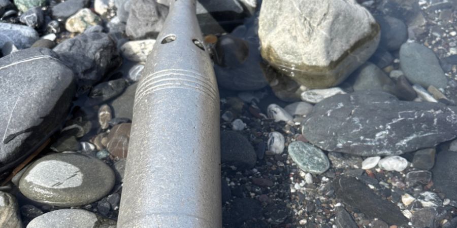 In Glarus ist am Samstagnachmittag im Flussbett der Linth eine leere Nebelmörsergranate aufgefunden worden.