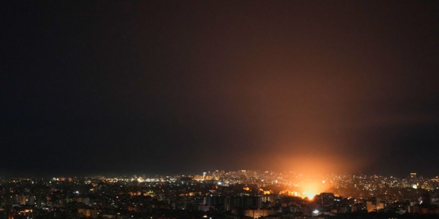 Rauch steigt auf nach einem israelischen Luftangriff in den als Dahija bekannten Vororten Beiruts. Foto: Hassan Ammar/AP/dpa