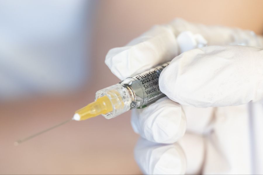 Nach Angaben des Gesundheitsministeriums wurden in der Saison 2025/2026 insgesamt rund 1,48 Millionen Dosen ausgeliefert. (Symbolbild)