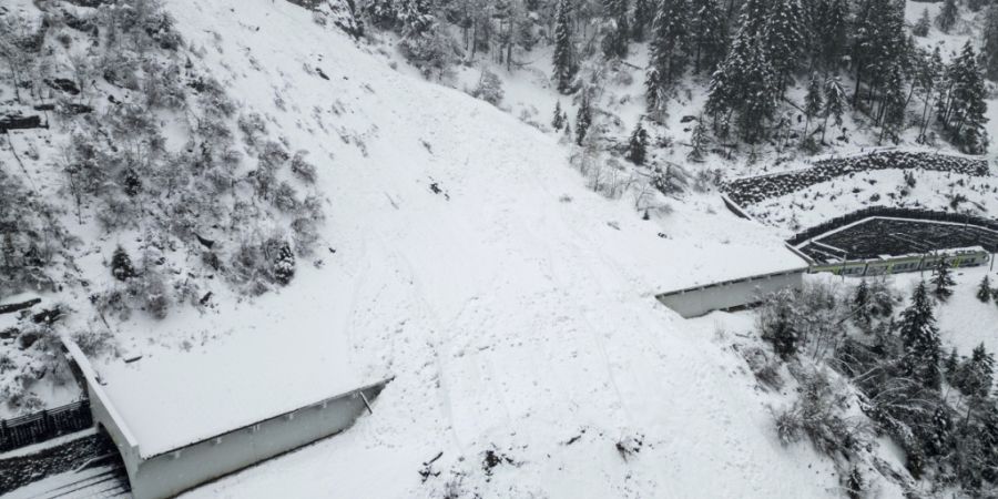 Am Montag hatte eine Lawine einen Regionalzug der BLS  auf der Lötschberg-Südrampe erfasst.