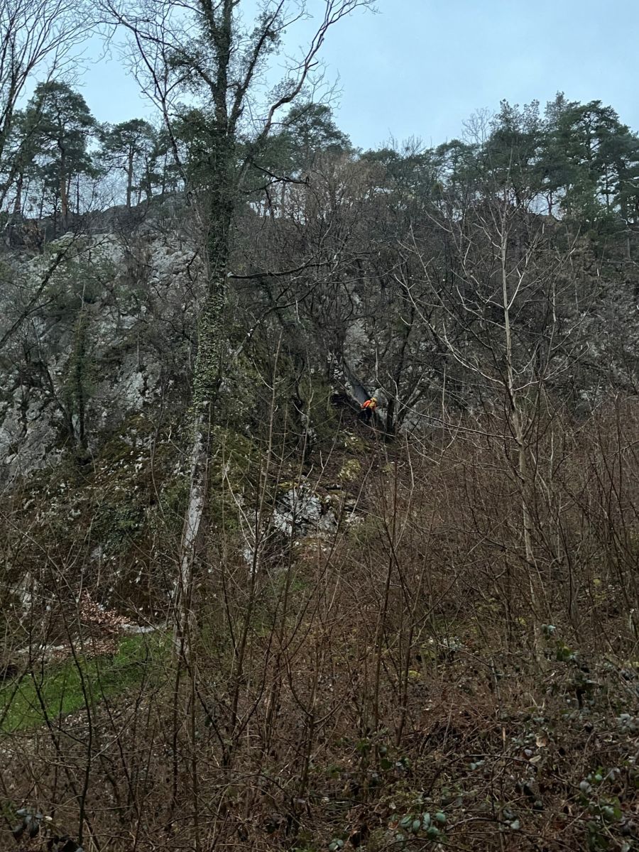 Am Rande einer rund zehn Meter hohen Felswand konnten die Jugendlichen schliesslich nicht mehr zurückkehren.