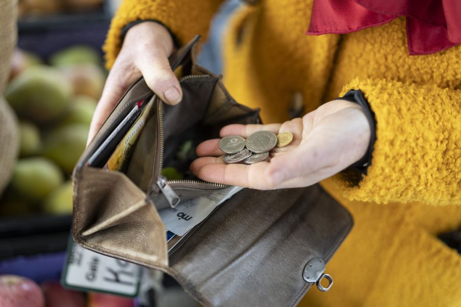 Wer Bargeld bei sich trägt, besitzt meist auch eine Kredit- oder Debitkarte.
