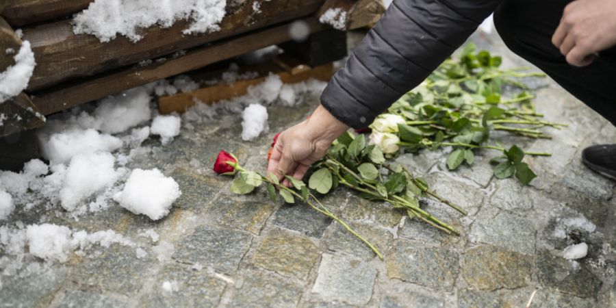 Das Parlament will, dass alle Angehörigen von Verstorbenen sowie Personen, die mindestens eine Nacht im Spital verbringen mussten, den Solidaritätsbeitrag erhalten. (Archivbild)