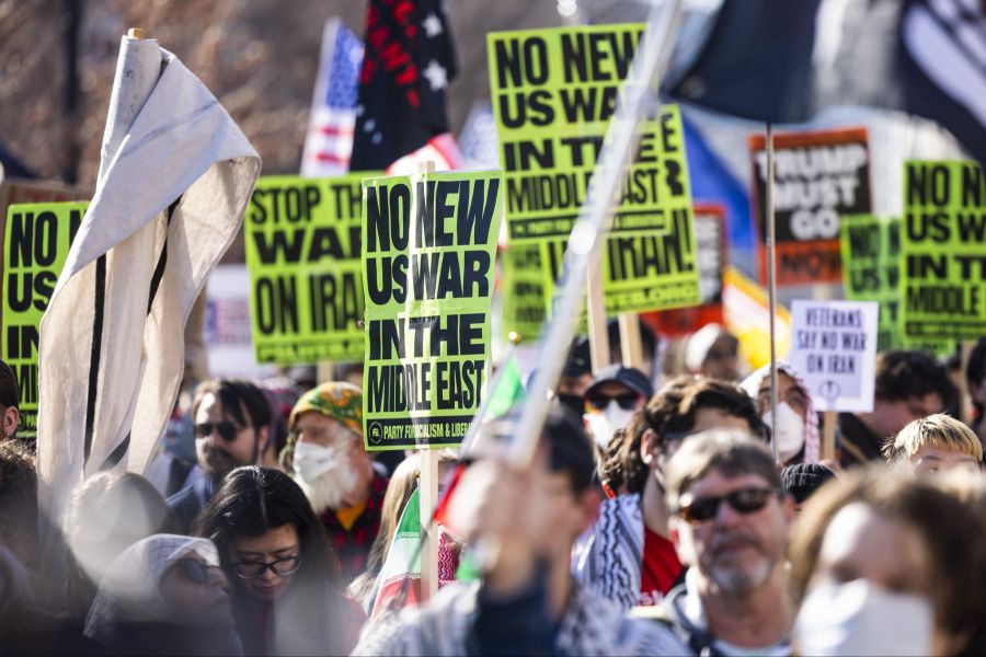 Die Protestierenden kritisierten unter anderem den Einsatz von Steuergeldern für militärische Aktionen.