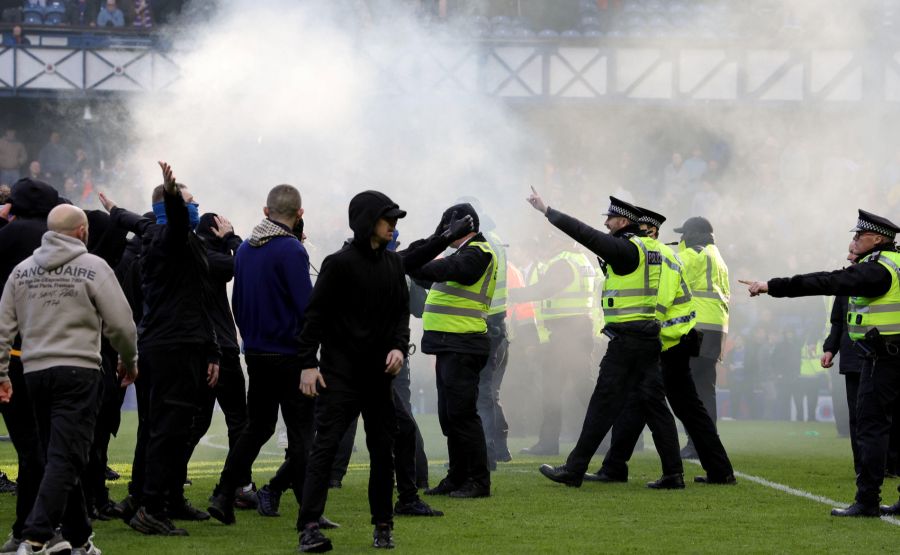 Die Polizei muss eingreifen, das Spielfeld gleicht einem Schlachtfeld.