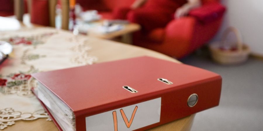 Die Invalidenversicherung (IV) muss erneut reformiert werden. Für deren Sanierung schlägt der Bundesrat als Ultima Ratio vor, die Lohnbeiträge zu erhöhen. (Themenbild)