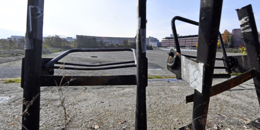 Es dauert noch Jahre, bis hier neue Zuschauerreihen gebaut werden. Die Hardturm-Brache in Zürich. (Archivbild)