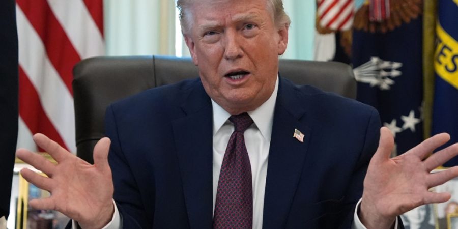 ARCHIV - US-Präsident Donald Trump spricht im Oval Office des Weißen Hauses, bevor er in Washington eine Durchführungsverordnung unterzeichnet. Foto: Alex Brandon/AP/dpa (Archivbild)