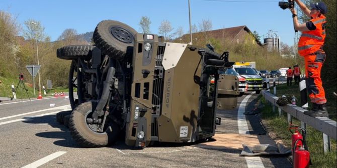 Militärfahrzeug Hinwil