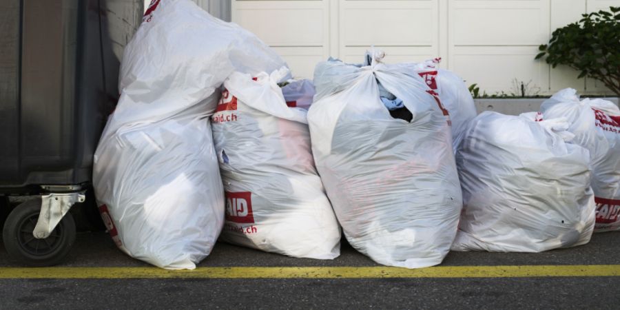 Die Stadt Zürich will alte Kleider künftig selber einsammeln. Die Aufträge an Dritte fallen weg. (Symbolbild)