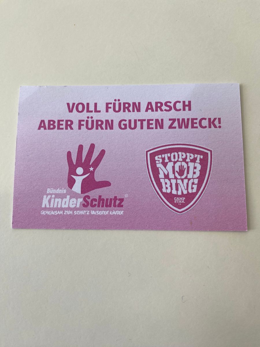 Diese Visitenkarte wurde der Nau.ch-Leserin an der Tür überreicht.