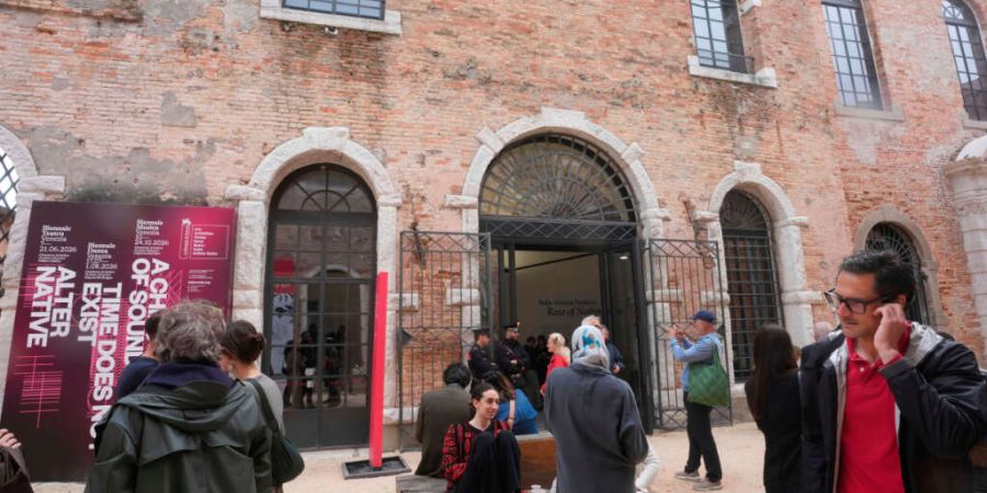 Besucher stehen vor dem israelischen Pavillon auf der 61. Kunstbiennale Venedig 2026. Foto: Luca Bruno/AP/dpa