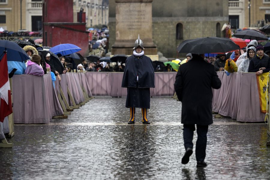 Es diente in den Siebzigerjahren als günstige Unterkunft für Bischöfe, Priester und Kardinäle. Abgebildet: Ein Mitglied der Schweizergarde in Vatikanstadt.
