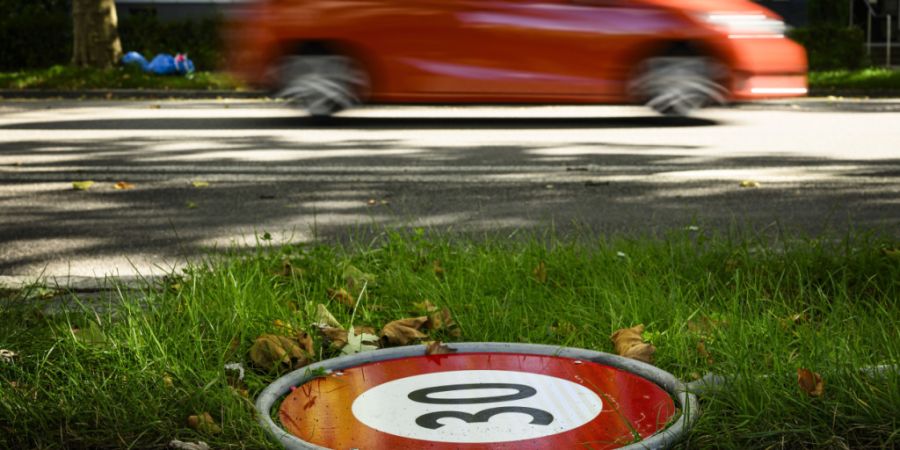 Die Schaffhauser Stimmberechtigten befinden im September über eine Initiative gegen Tempo 30 auf Kantonsstrassen. Das Bundesgericht wies Beschwerden dagegen ab. (Symbolbild)