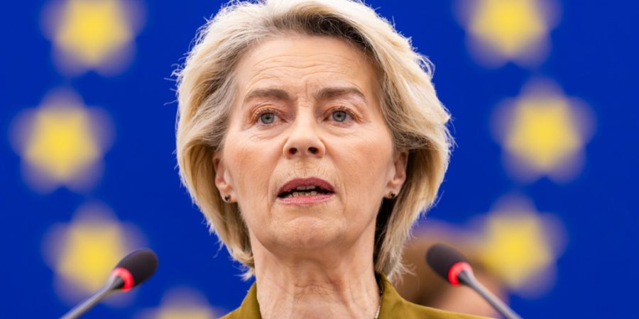 ARCHIV - Ursula von der Leyen (CDU), Präsidentin der Europäischen Kommission, steht im Gebäude des Europäischen Parlaments und spricht. Foto: Philipp von Ditfurth/dpa/Archivbild