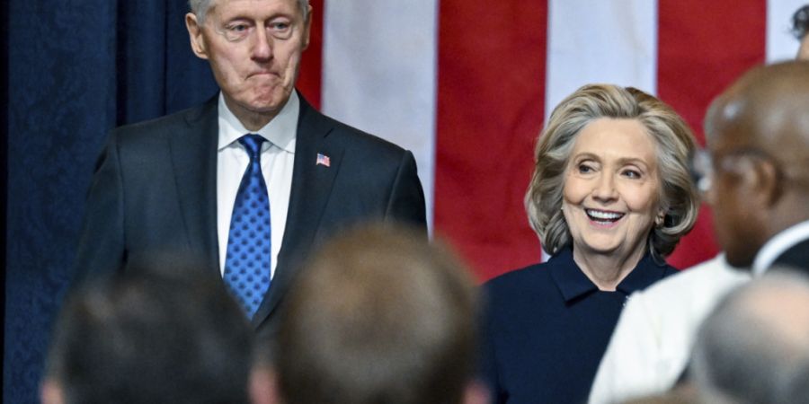 ARCHIV - Die ehemalige Außenministerin Hillary Clinton, rechts, und der ehemalige Präsident Bill Clinton treffen vor der Amtseinführung des Präsidenten in der Rotunde des US-Kapitol...