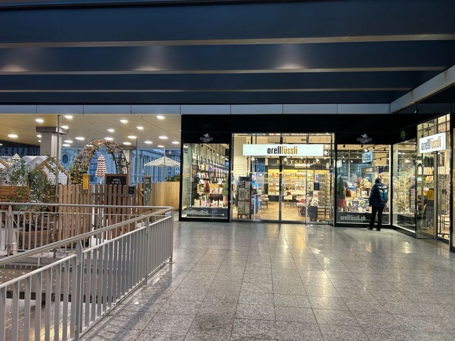 Es wird gebeten, die Kinderwagen draussen zu parkieren.