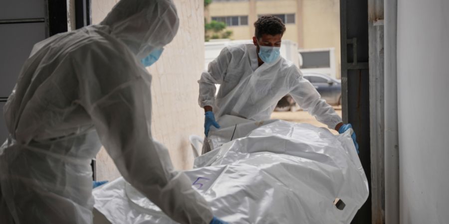 ARCHIV - Die Leichen nicht identifizierter Palästinenser, die im Rahmen der Waffenruhe aus Israel zurückgebracht wurden, werden in das Nasser-Krankenhaus in Chan Junis im Gazastreifen...