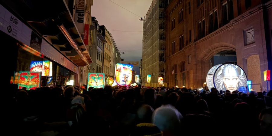 Die Stadt erwacht im Takt der Piccolos: bewegte Reihen von Fasnächtlern prägen den Auftakt der «drey scheenschte Dääg».