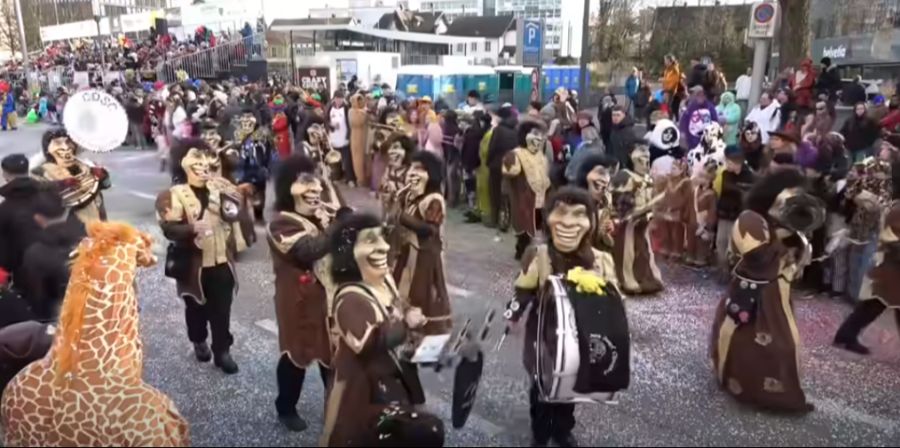 Die zwei Männer verschwinden aus dem linken Bildrand.