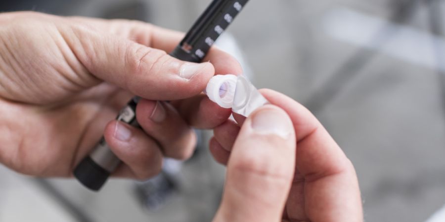 Menschen mit Typ-1-Diabetes müssen sich Insulin vor jedem Essen spritzen. (Archivbild)