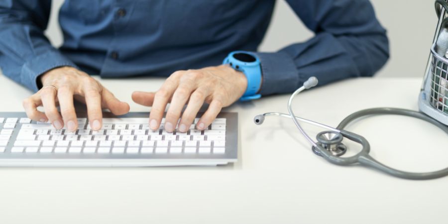 Jede Stunde Bürokratie fehlt bei der Behandlung von Patientinnen und Patienten. Die «Papiertiger»-Initiative will die unnötige Administration nun sichtbar machen. (Archivbild)