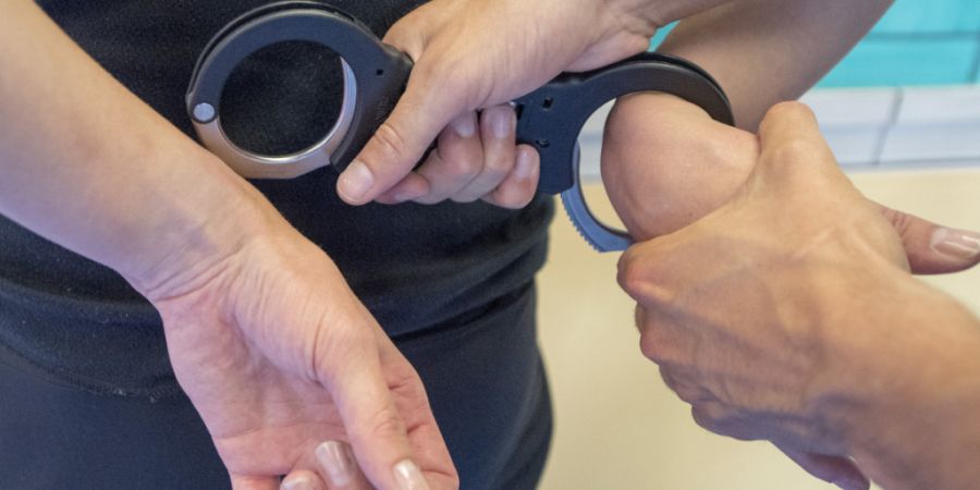 Am Mittwoch wurden im Baselbiet zwei Männer verhaftet, die bei einem Fussballspiel in Winterthur einen 25-Jährigen angegriffen haben sollen. (Symbolbild)