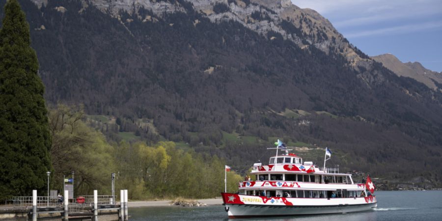 Weil der Wasserstand des Brienzersees ungewöhnlich tief ist, verkehren die Passagierschiffe der BLS bis auf Weiteres ab Bönigen anstatt ab Interlaken Ost. (Archivbild)