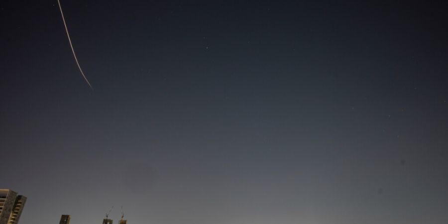 dpatopbilder - Vom Iran abgeschossene Raketen ziehen über den Himmel von Tel Aviv. Foto: Ohad Zwigenberg/AP/dpa/Archivbild
