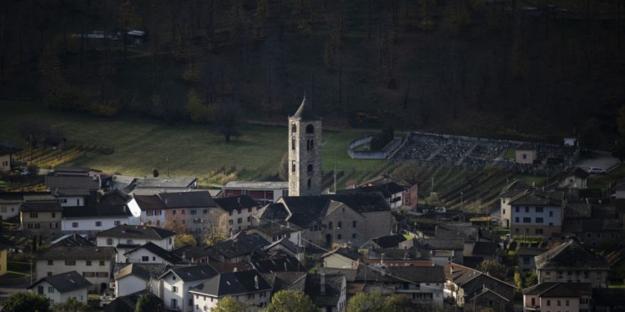 Vier Personen mit einer Aufenthaltsbewilligung für Roveredo GR sind bei einer Drogenrazzia festgenommen worden. (Archivbild)