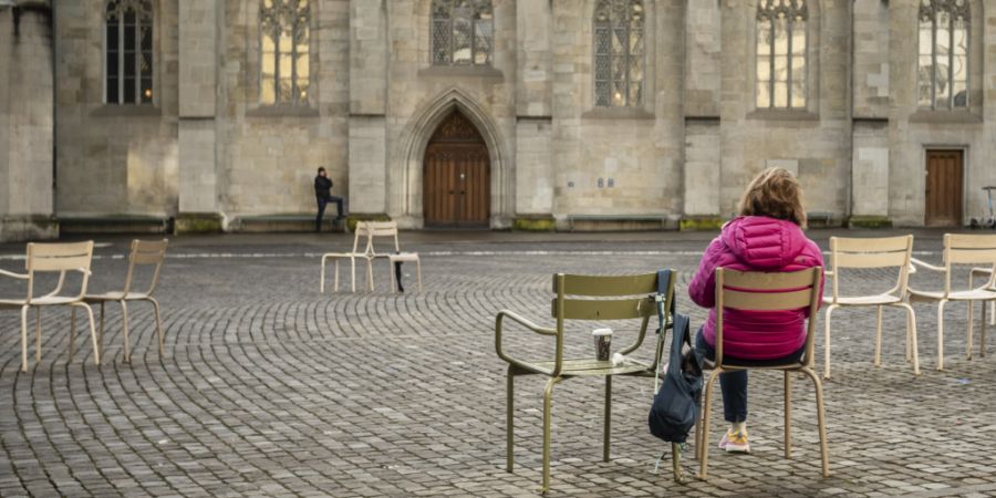 Der Zürcher Stadtrat hält die schweizweite Schweigeminute für die Opfer von Crans-Montana auf dem Münsterhof ab. (Symbolbild)