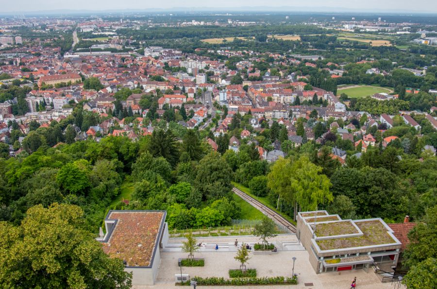 Die einzigartige Aussicht über Karlsruhe lädt zum Entspannen und Geniessen ein.