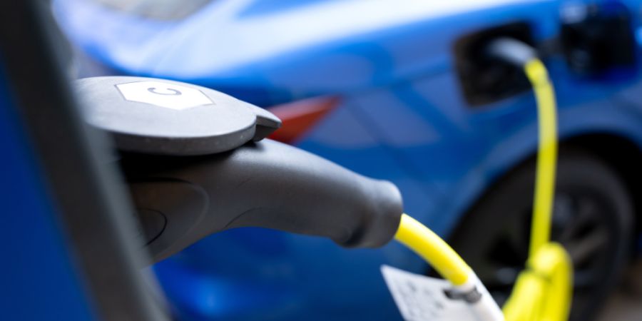 Künftig müssen Besitzer von Elektroautos in Graubünden mehr für die Motorfahrzeugsteuer bezahlen. Bislang betrug die Ermässigung 80 Prozent; bis 2034 wird diese schrittweise reduzi...