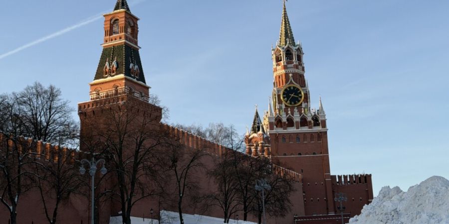 ARCHIV - Der Spasski-Turm des Kreml (r) und die Kremlmauer auf dem Roten Platz erstrahlen in der Nachmittagssonne hinter einem aufgeschütteten Berg von Schnee. Foto: Ulf Mauder/dpa