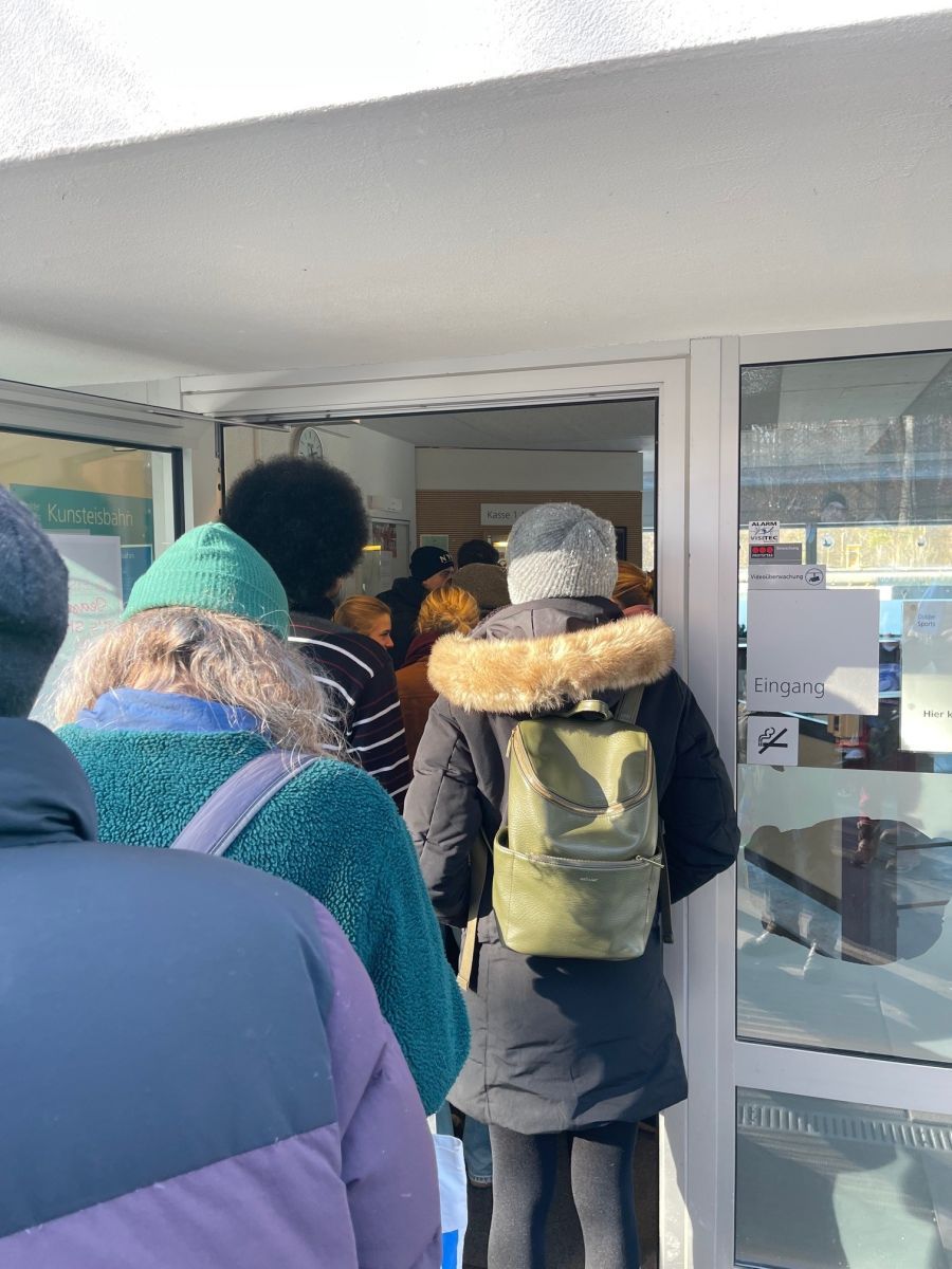 Warteschlangen vor der Dolder-Kasse.