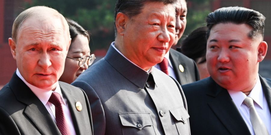 ARCHIV - Wladimir Putin neben Xi Jinping und dem  nordkoreanischen Machthaber Kim Jong Un (von links) im September 2025 in Peking. Foto: Sergei Bobylev/TASS via ZUMA Press/dpa/Archivbild