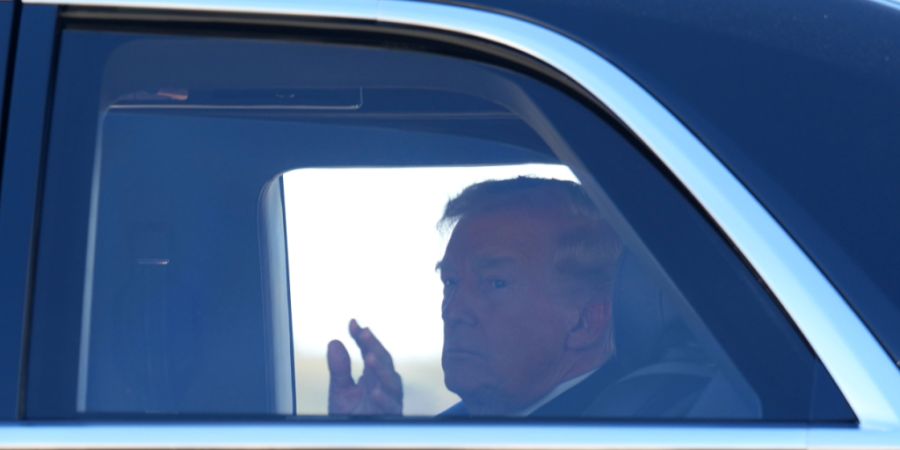 ARCHIV - US-Präsident Donald Trump winkt aus seinem Auto, nachdem er auf dem Memphis International Airport aus der Air Force One ausgestiegen ist. Foto: Mark Schiefelbein/AP/dpa