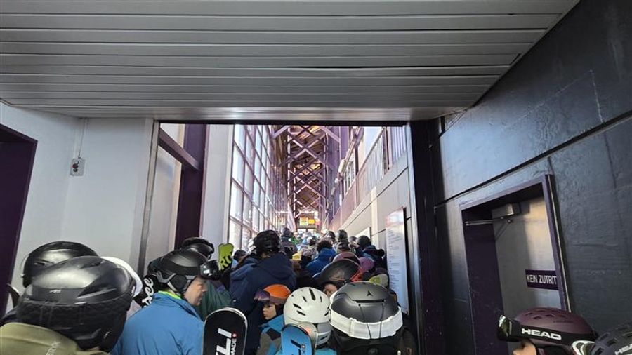 In Saas-Fee sei der grosse Andrang vor allem bei der Gondel am Morgen (im Bild) und im Aprés-Ski spürbar gewesen.