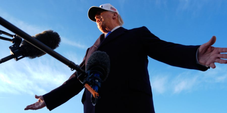 US-Präsident Donald Trump spricht zu Reportern, bevor er auf der Joint Base Andrews zu einer Reise nach Florida an Bord der Air Force One geht. Foto: Mark Schiefelbein/AP/dpa