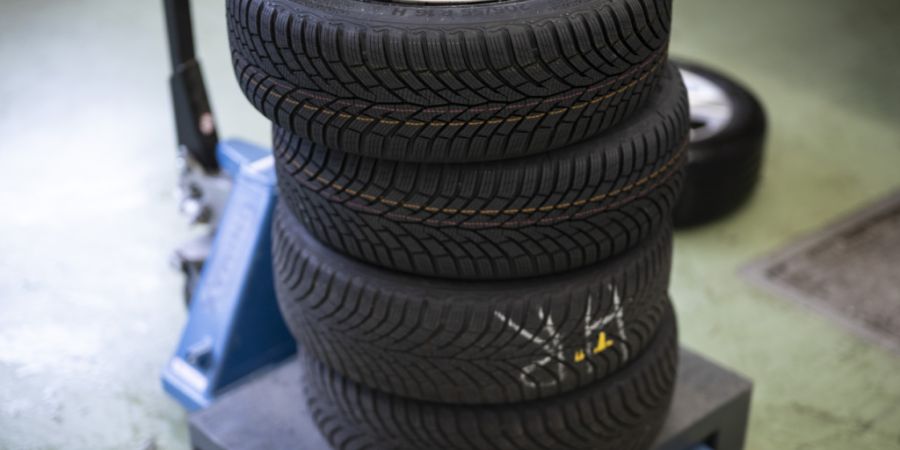 Der Dieb soll Dutzende Kompletträdersätze gestohlen und verkauft haben. (Symbolbild)