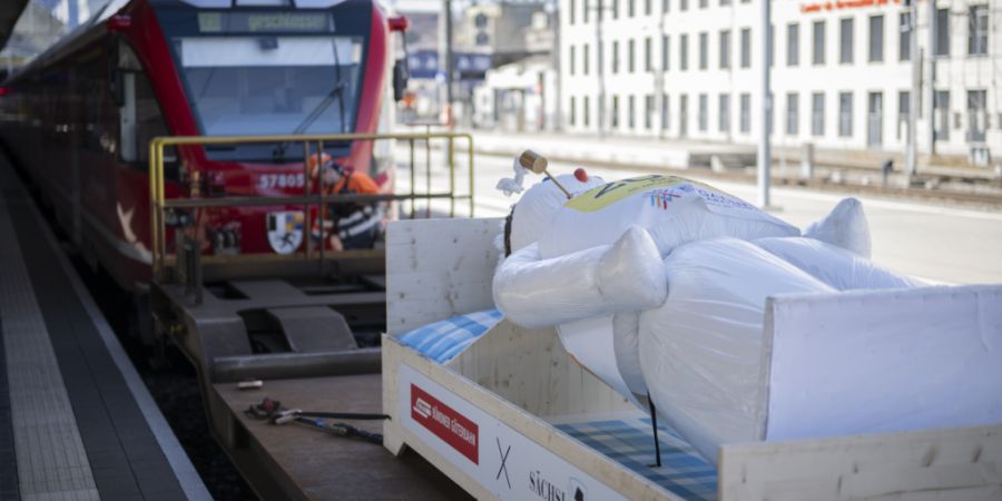 Am Bahnhof Chur wurde ein Güterwagen mit dem Böögg darauf an einen Personenzug angehängt.